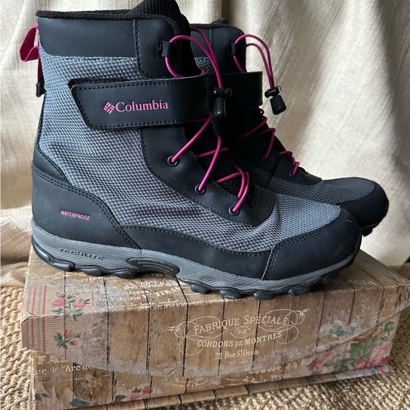 Columbia Unisex-Child Hyper-Boreal Omni-Heat Waterproof Hiking Shoe - Picture 2 of 8